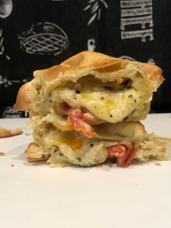 Crocante Redonda de Queijo Muçarella e Pepperoni